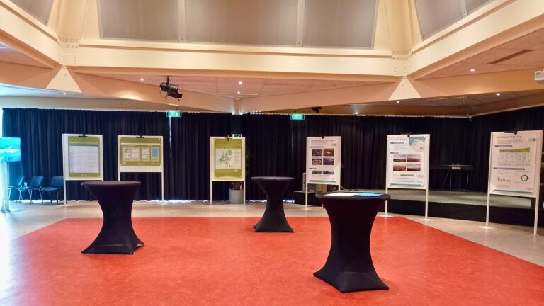 Evenementenruimte bij Congrescentrum de Pijler, ingericht voor een informatiemarkt