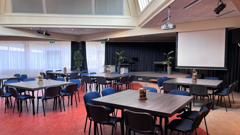 Aula in Cabaret opstelling voor trainingen en informele zakelijke bijeenkomsten