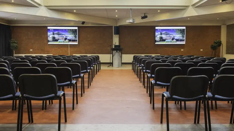 Aula van Congrescentrum de Pijler ingericht voor een congres of symposium met ca. 200 zitplaatsen