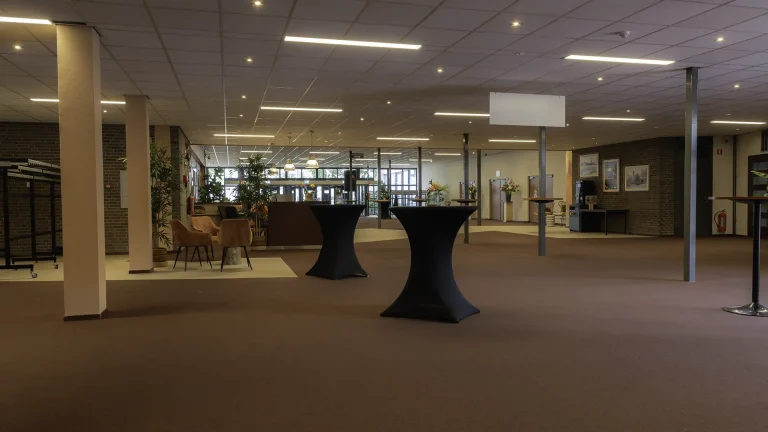 Centrale Hal van Congrescentrum de Pijler in Lelystad, ideaal voor de catering van bijeenkomsten in de Aula of het Auditorium