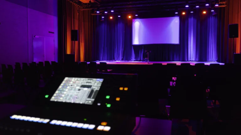 Comfortabele zaal van 258 m2 in Congrescentrum de Pijler in Lelystad, voor congressen, concerten en andere zakelijke bijeenkomsten tot 200 personen