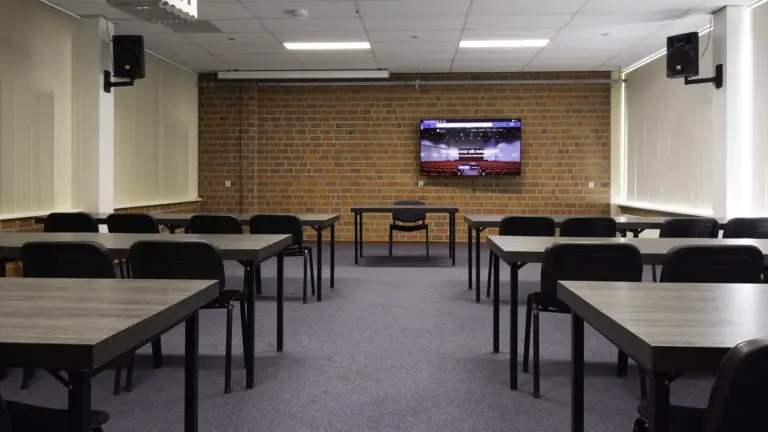 Vergaderzaal van Congrescentrum de Pijler. 73 m2, natuurlijk daglicht, technische faciliteiten