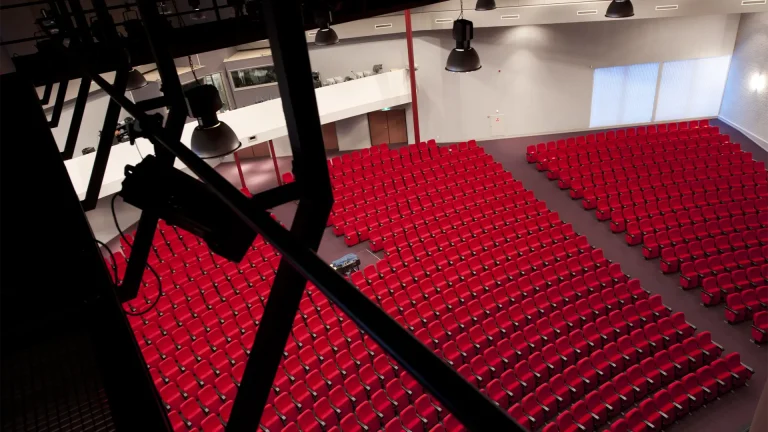 Auditorium van Congrescentrum de Pijler ingericht voor een congres of symposium met 1.000 zitplaatsen en een podium