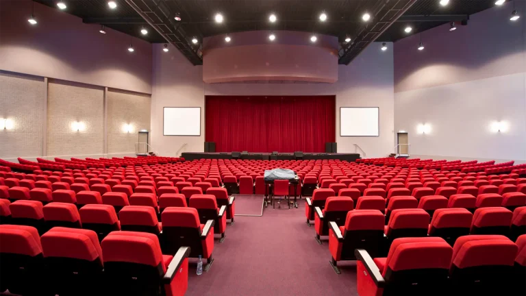 Auditorium in Congrescentrum de Pijler, met zicht op de stoelen en het podium
