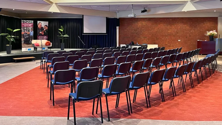 Aula van Congrescentrum de Pijler ingericht voor een congres of symposium met ca. 200 zitplaatsen en een podium