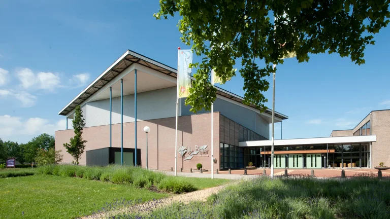 Foto van de voorzijde van het congrescentrum