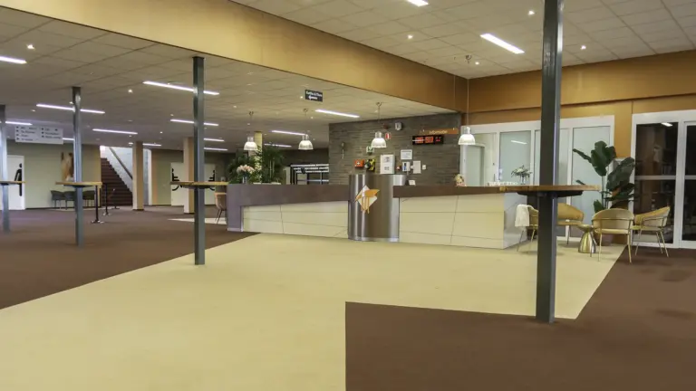 Overzichtsfoto van onze Centrale Hal richting de balie