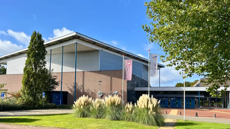 Vooraanzicht van Congrescentrum de Pijler in Lelystad, multifunctionele locatie voor zakelijke bijeenkomsten
