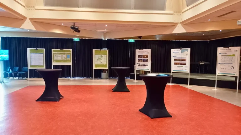 Evenementenruimte bij Congrescentrum de Pijler, ingericht voor een informatiemarkt