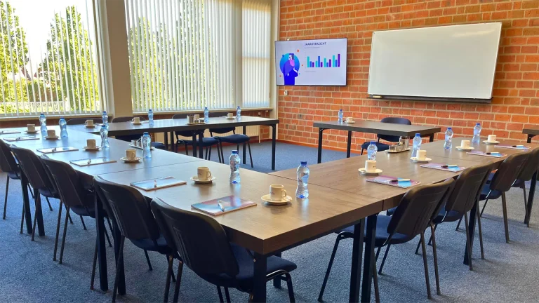 Vergaderruimte in Congrescentrum de Pijler, ingericht voor zakelijke bijeenkomsten