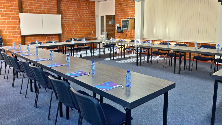 Multifunctionele ruimte in vergader- of cursusopstelling bij Congrescentrum de Pijler in Lelystad