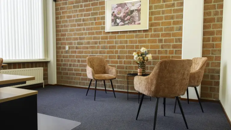 Werk- en gespreksruimte van Congrescentrum de Pijler in Lelystad, ideaal voor kleine zakelijke bijeenkomsten